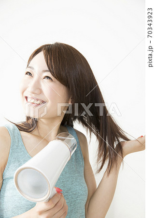 ヘアドライヤーをする女性 70343923