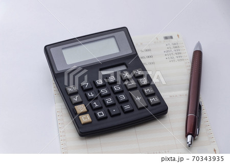 今月の支払いは、電卓と預金通帳 今月の支払いは、電卓と預金通帳 70343935