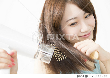 ヘアドライヤーをする女性 ヘアドライヤーをする女性 70343936