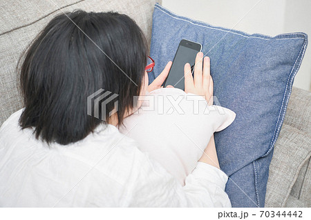 スマホを使う若い女性 スマホを使う若い女性 70344442