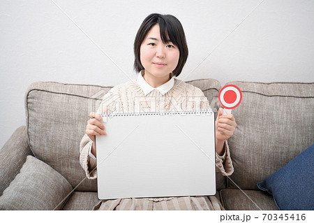 スケッチブックを持つ女性 70345416