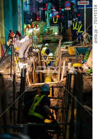 配管 下水道 ガス管 神宮前 原宿 明治通り 夜 午後 都心 夜景 東京 道路 工事の写真素材