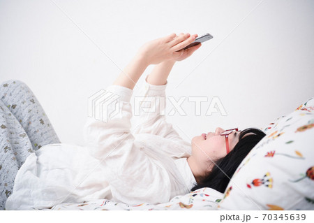 スマホを使う女性 スマホを使う女性 70345639