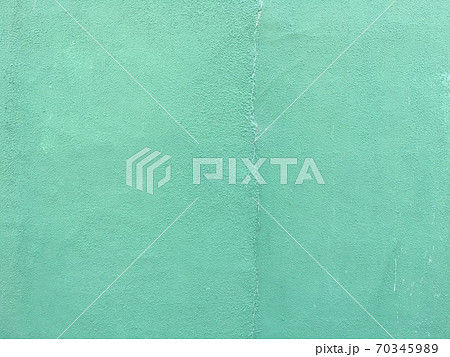 緑に塗ったコンクリートの壁のテクスチャ 70345989