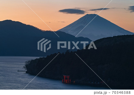 神奈川県・箱根/ 富士山・芦ノ湖・平和の鳥居(ライトアップ) 夕景 神奈川県・箱根/ 富士山・芦ノ湖・平和の鳥居(ライトアップ) 夕景 70346388