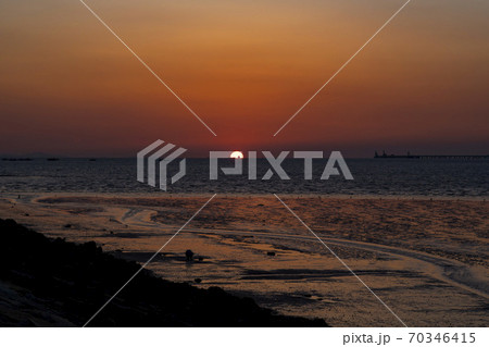 風景 太陽 夕焼け 70346415