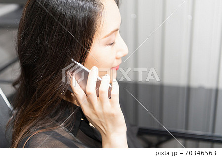 スマホを使う若い女性 スマホを使う若い女性 70346563