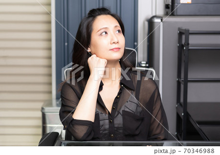 考え事をする女性 考え事をする女性 70346988