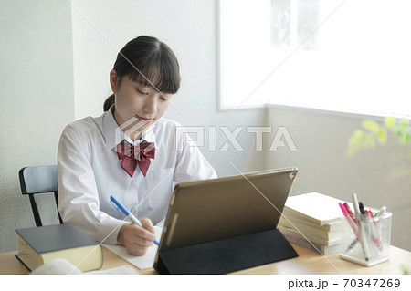 自宅でリモート授業を受ける女子高生 70347269
