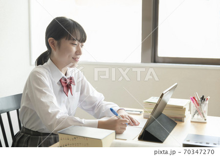 自宅でリモート授業を受ける女子高生 70347270