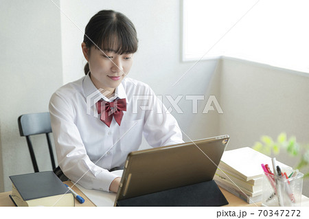 自宅でリモート授業を受ける女子高生 70347272
