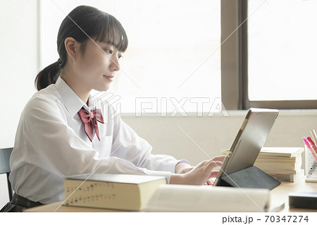 自宅でリモート授業を受ける女子高生 70347274