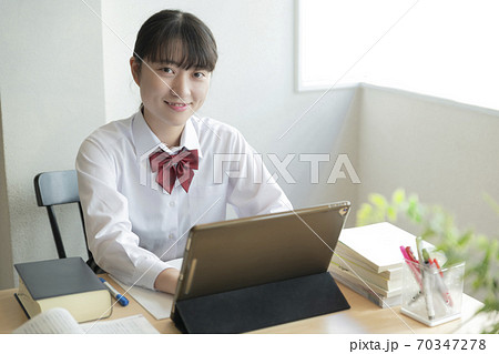自宅でリモート授業を受ける女子高生 70347278