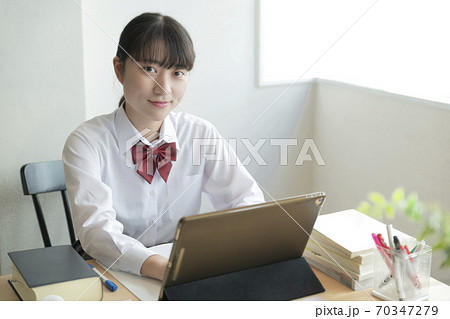 自宅でリモート授業を受ける女子高生 70347279
