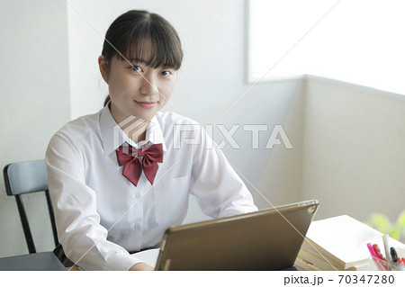 自宅でリモート授業を受ける女子高生 70347280