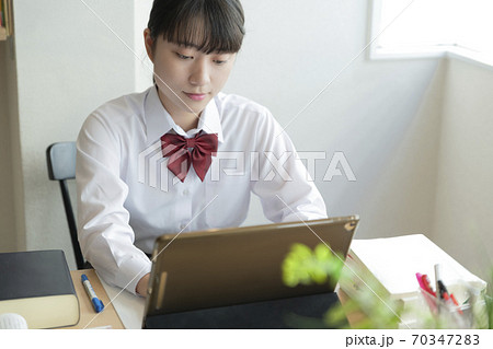 自宅でリモート授業を受ける女子高生 70347283