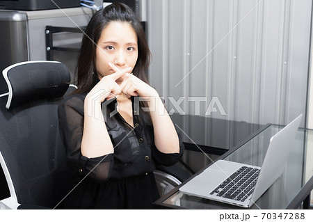 NGのジェスチャーをする女性 70347288