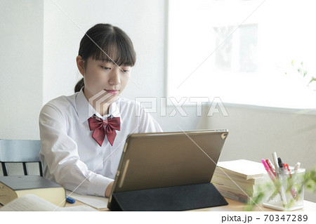 自宅でリモート授業を受ける女子高生 70347289