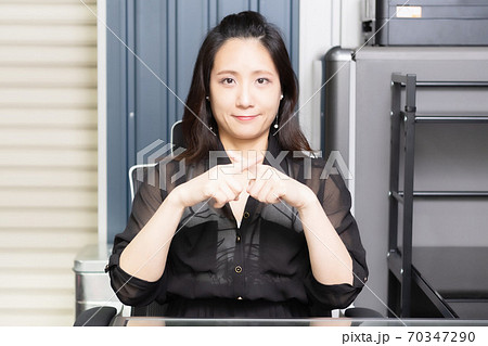 NGのジェスチャーをする女性 70347290