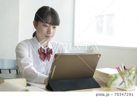 自宅でリモート授業を受ける女子高生 70347291