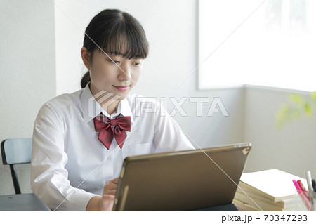自宅でリモート授業を受ける女子高生 70347293