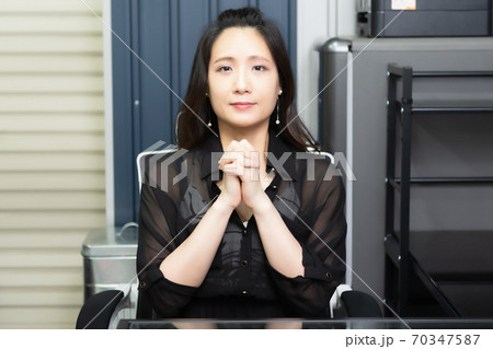 お願いする女性 70347587