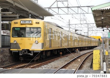 西武多摩川線、新小金井駅に停車中の普通列車（旧101系） 70347883