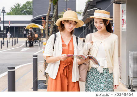 湯布院で女子旅を楽しむ女性と友達 【9月】 70348454