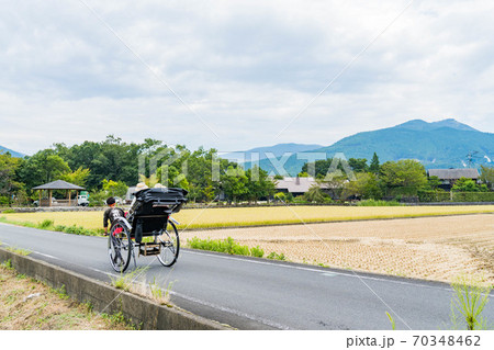 湯布院女子旅で人力車を楽しむ女性と友達 【9月】【撮影協力 人力車のえびす屋】 湯布院女子旅で人力車を楽しむ女性と友達 【9月】【撮影協力 人力車のえびす屋】 70348462