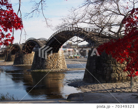 秋の錦帯橋 70349323