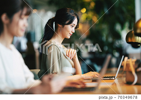 コワーキングスペースで仕事をする女性 70349678