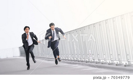 全力で走る2人のビジネスマン 70349779