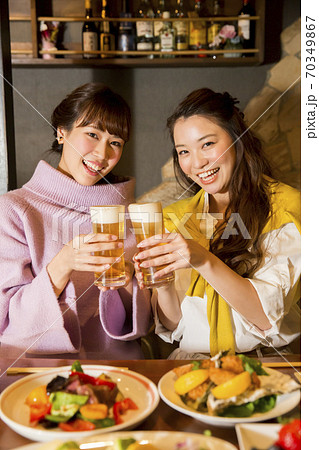 乾杯をする女性 70349867