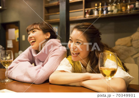 酔っ払う女性 70349931