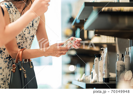 お店で商品を探す女性 70349948