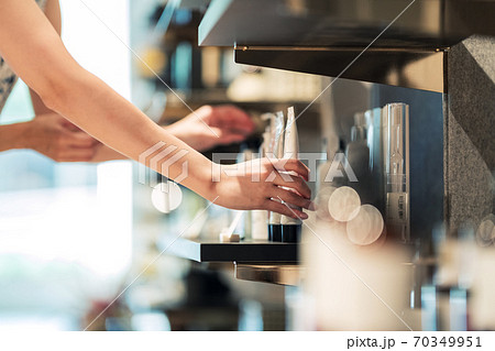 お店で商品を探す女性 70349951