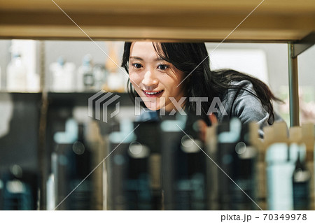 ショッピングを楽しむ女性 70349978