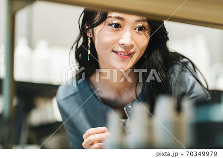 ショッピングを楽しむ女性 70349979