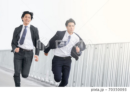 全力で走る2人のビジネスマン 全力で走る2人のビジネスマン 70350093
