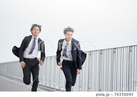 全力で走る2人のビジネスマン 全力で走る2人のビジネスマン 70350095