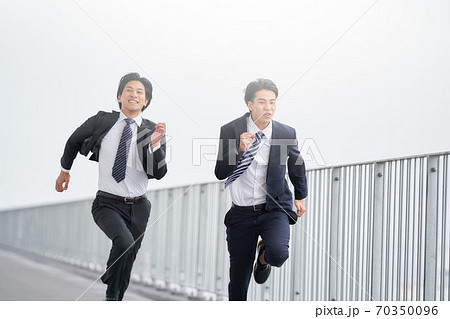 全力で走る2人のビジネスマン 全力で走る2人のビジネスマン 70350096