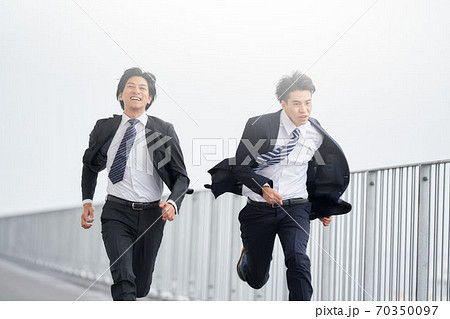 全力で走る2人のビジネスマン 70350097