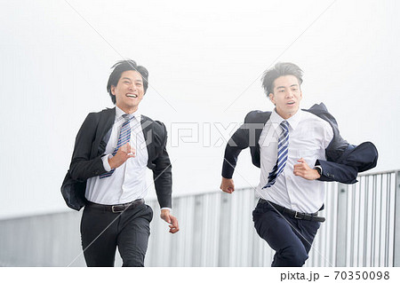 全力で走る2人のビジネスマン 全力で走る2人のビジネスマン 70350098