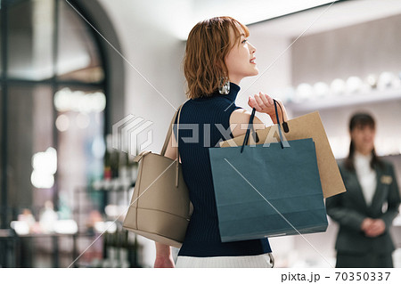 ショッピングを楽しむ女性 70350337