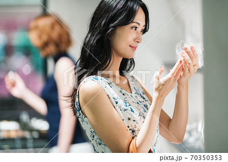 ショッピングを楽しむ若い女性 ショッピングを楽しむ若い女性 70350353