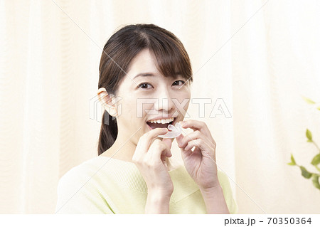 マウスピースを持つ女性 マウスピースを持つ女性 70350364