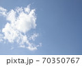 青い空と白い雲／春の空 70350767