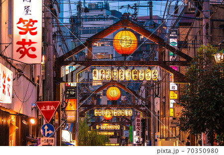 日本の横浜都市景観 横浜 野毛の飲み屋街 やなぎ通り などを望むの写真素材