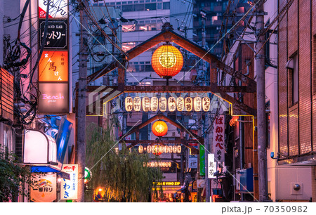 日本の横浜都市景観 横浜・野毛の飲み屋街（やなぎ通り）などを望むの写真素材 [70350982] - PIXTA