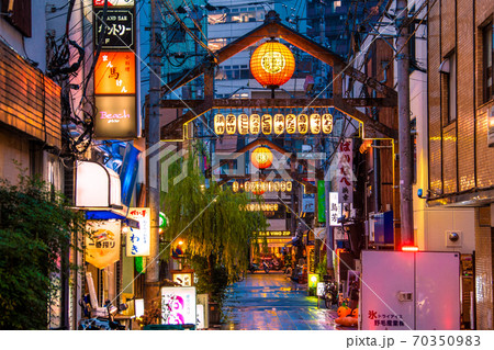 日本の横浜都市景観 横浜・野毛の飲み屋街（やなぎ通り）などを望むの写真素材 [70350983] - PIXTA